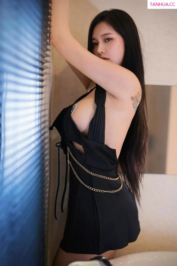 小娜比  [XiuRen]高清写真图 2025.06.13 No.10407 娜比 魅惑黑丝第19张图片